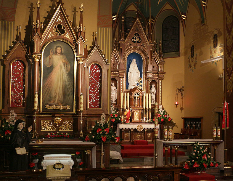 Altar Mayor con el cuadro de la Divina Misericordia con Nuestra Señora de la Merced, patrona de la Congregación. Debajo a la izquierda San Stanislaus Kostka, patrón de la juventud religiosa, y a la derecha, Santa María Magdalena, patrona de los penitentes