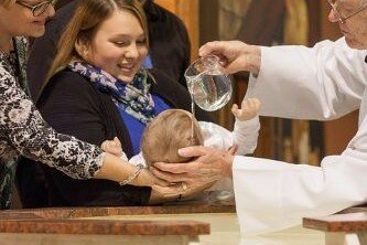 Czy można chrzcić dziecko podczas Adwentu, Wielkiego Postu, Wielkanocy?