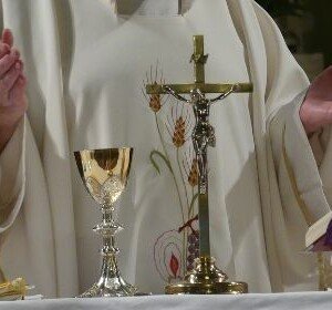Co oznaczają kolory szat liturgicznych? Kiedy obowiązują?
