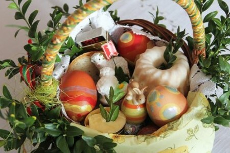 Święconka wielkanocna - symbolika pokarmów, co włożyć do koszyka?