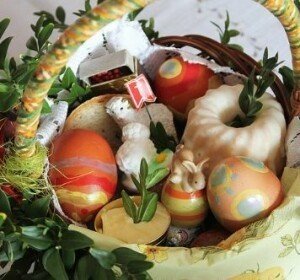 Święconka wielkanocna - symbolika pokarmów, co włożyć do koszyka?