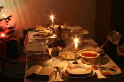 Tradycje wigilijne w Polsce. Co symbolizują: 12 potraw wigilijnych, sianko, wolne miejsce przy stole, opłatek, pierwsza gwiazdka?