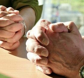 Czy można odmawiać różaniec na palcach, w myślach, na siedząco, na leżąco?