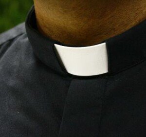Jak wygląda strój kapłana? Co to jest sutanna? Szaty liturgiczne
